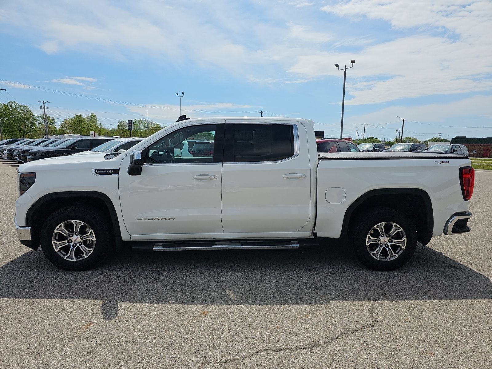 Used 2023 GMC Sierra 1500 SLE w/ Preferred Package AWD/4WD image 4