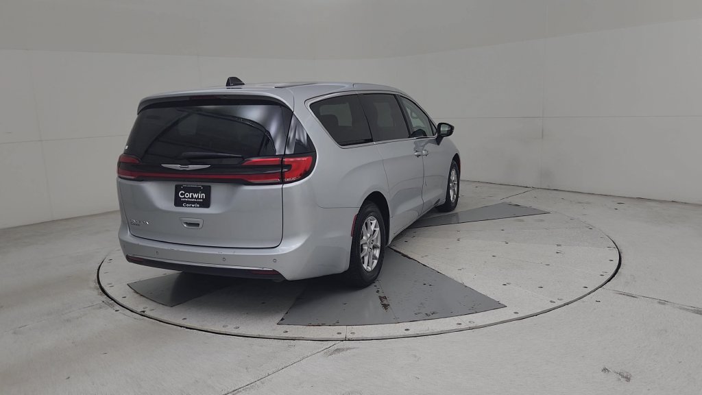 Certified 2024 Chrysler Pacifica Touring-L FWD image 16