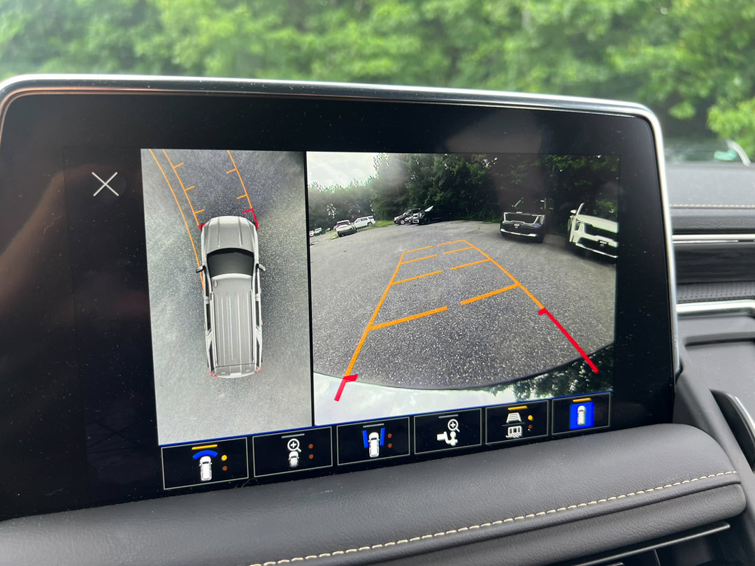 Used 2024 GMC Yukon SLT w/ SLT Luxury Package image 25