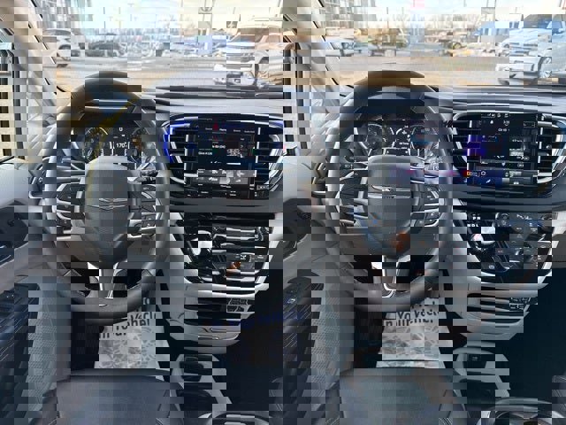 Used 2024 Chrysler Pacifica Touring-L image 25