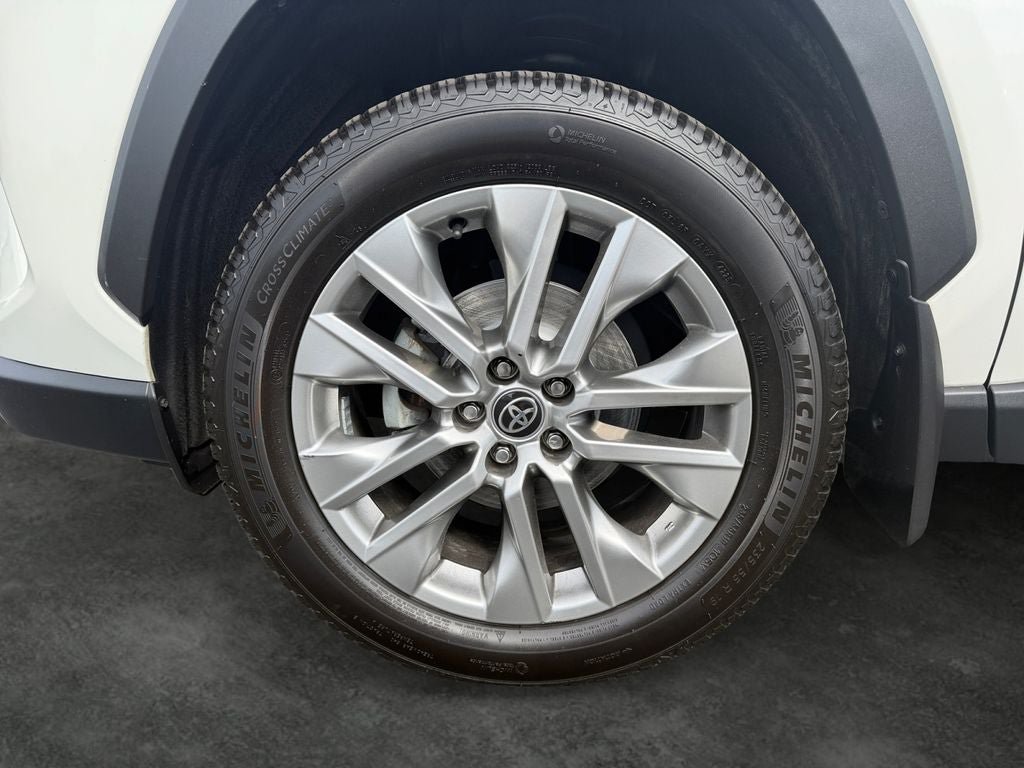 Used 2021 Toyota RAV4 XLE Premium AWD/4WD image 4