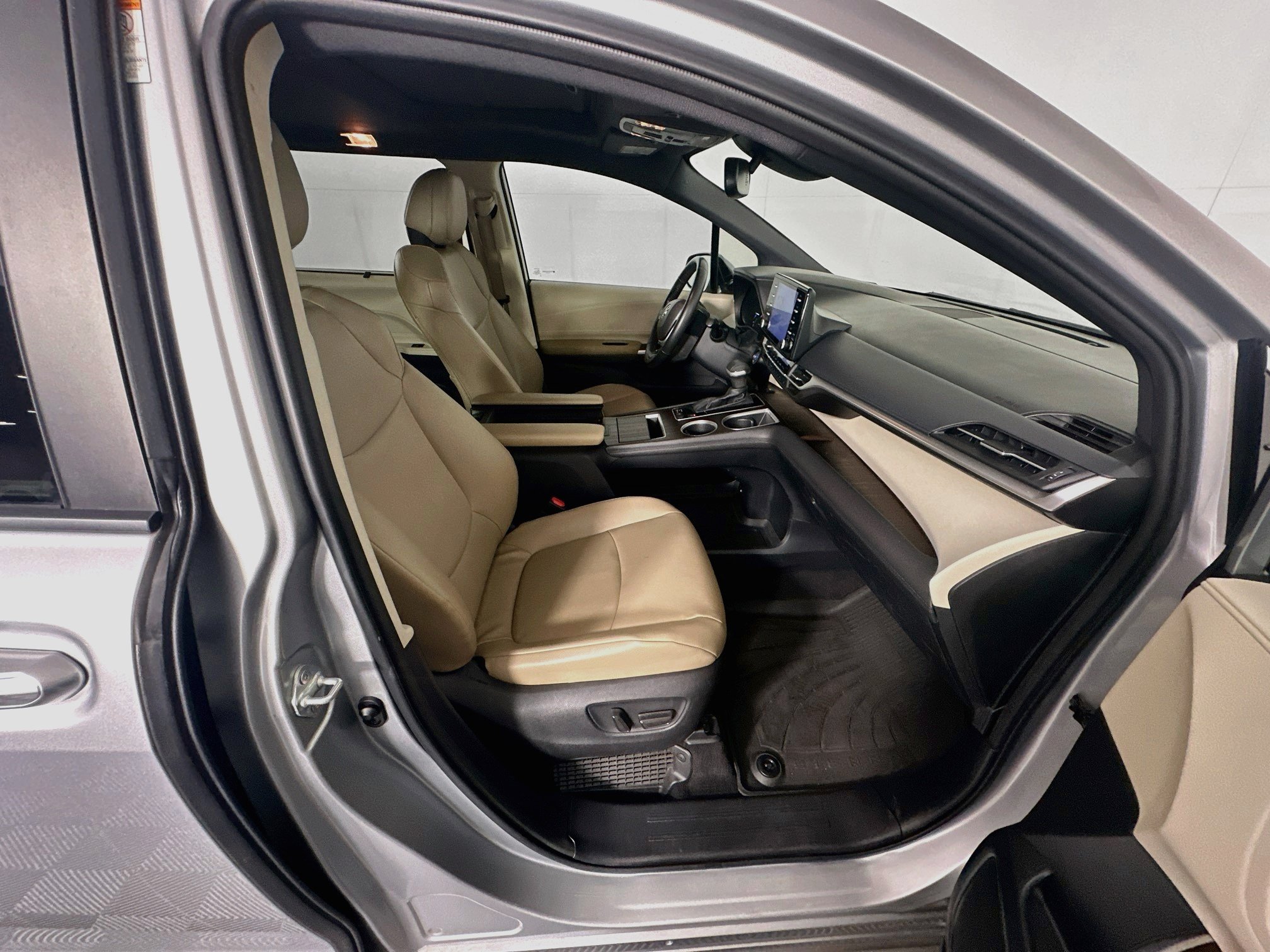 Used 2023 Toyota Sienna XLE FWD image 32