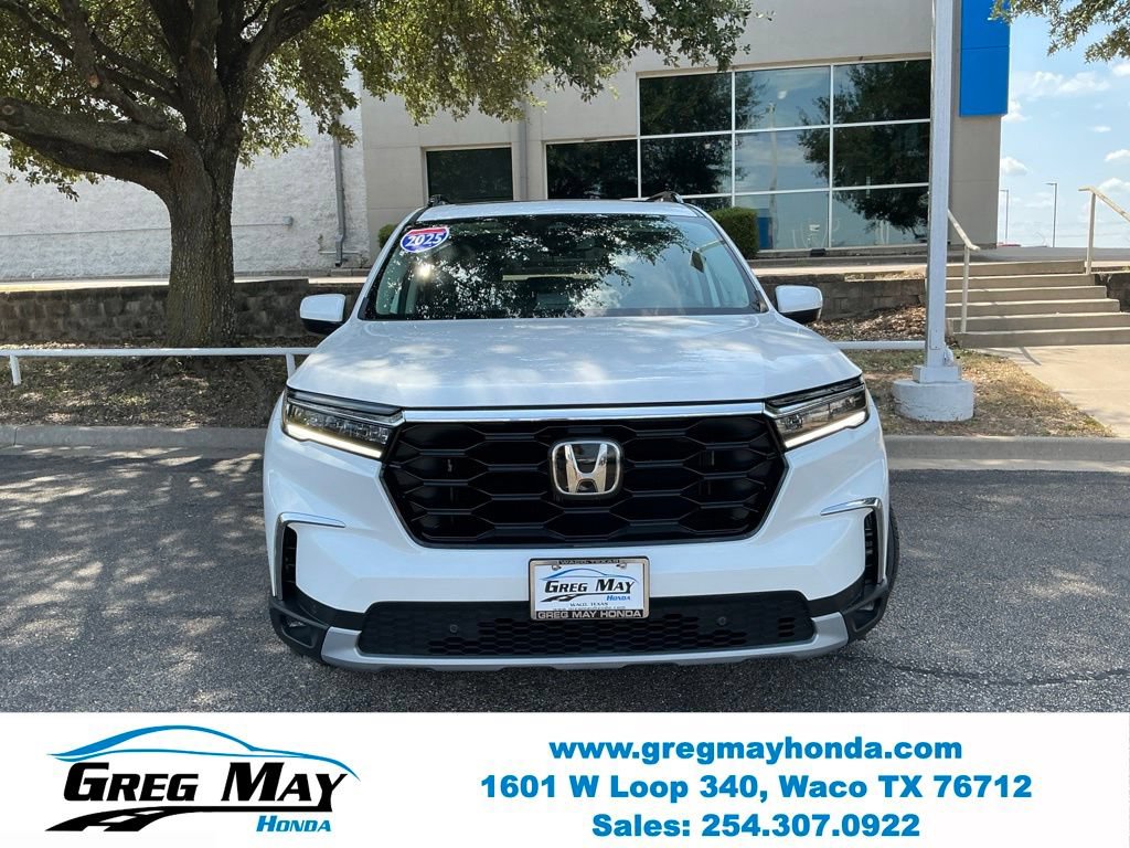Used 2025 Honda Pilot Touring image 2