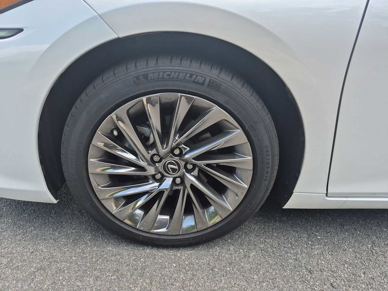 Used 2024 Lexus ES 300h w/ Technology Package FWD image 14