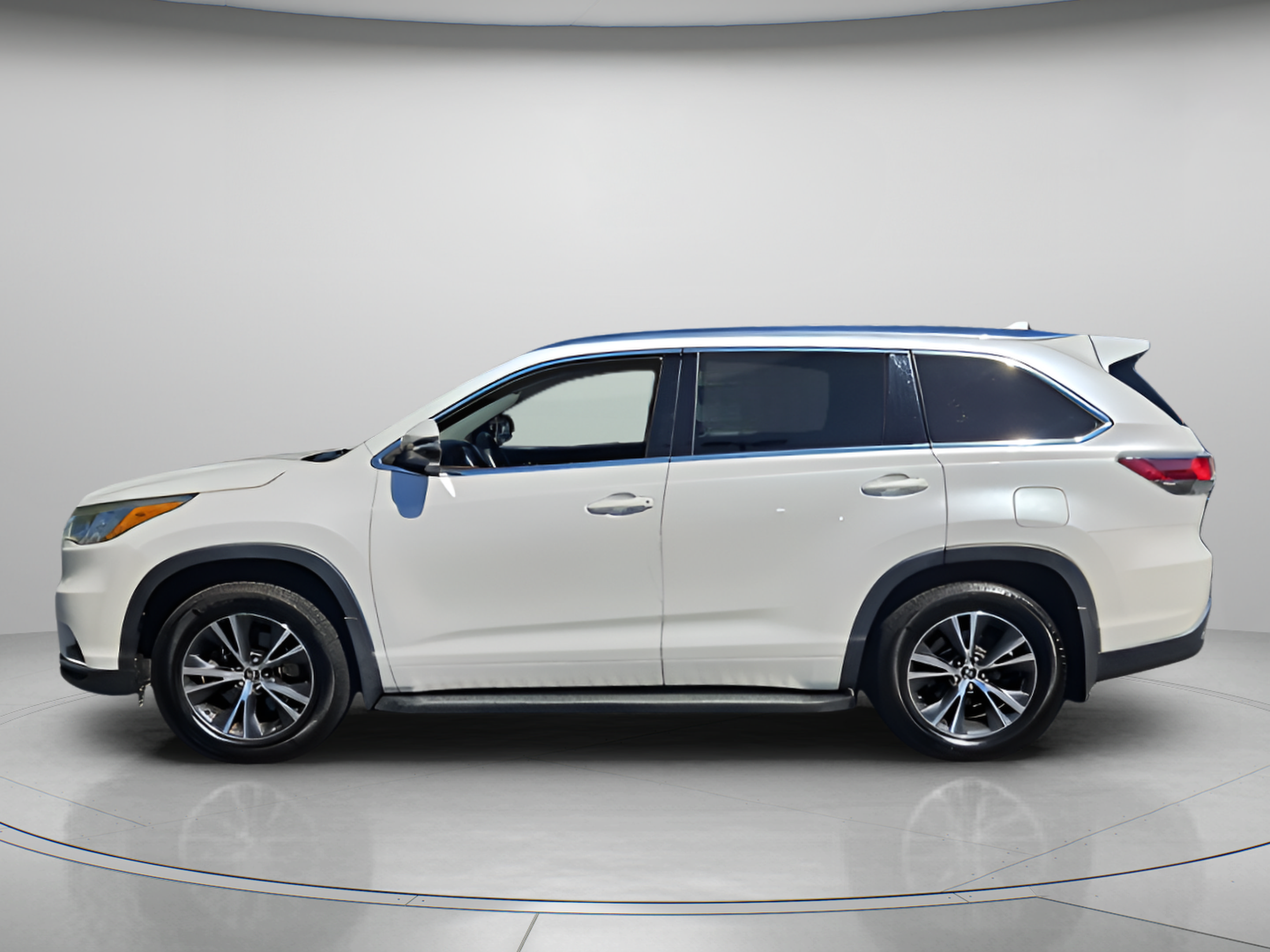 Used 2016 Toyota Highlander XLE AWD/4WD image 2