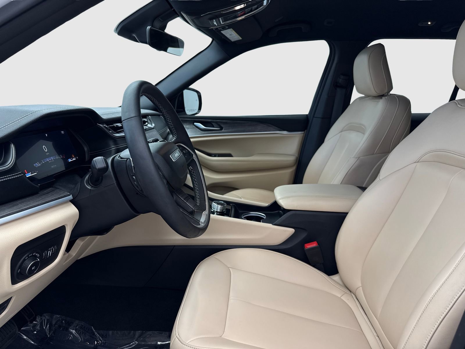 Used 2025 Jeep Grand Cherokee Limited w/ Black Appearance Package image 17