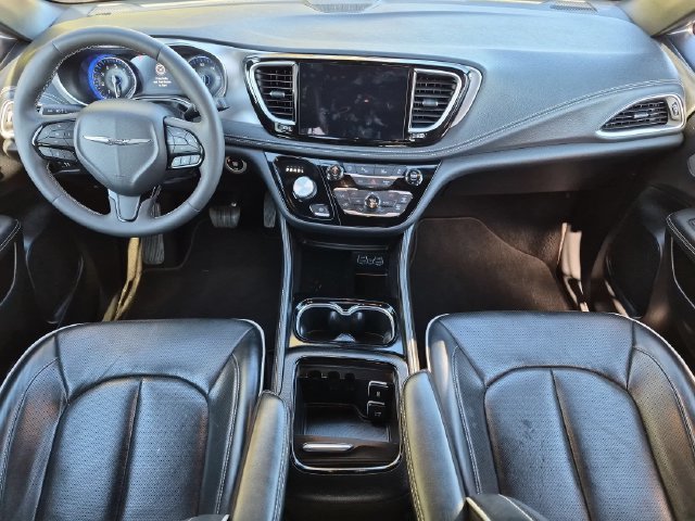 Used 2025 Chrysler Pacifica Limited FWD image 13
