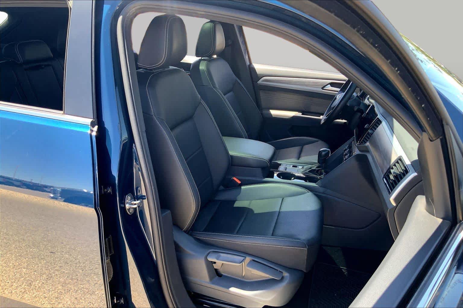 Used 2023 Volkswagen Atlas Cross Sport SE w/ Panoramic Sunroof Package FWD image 9
