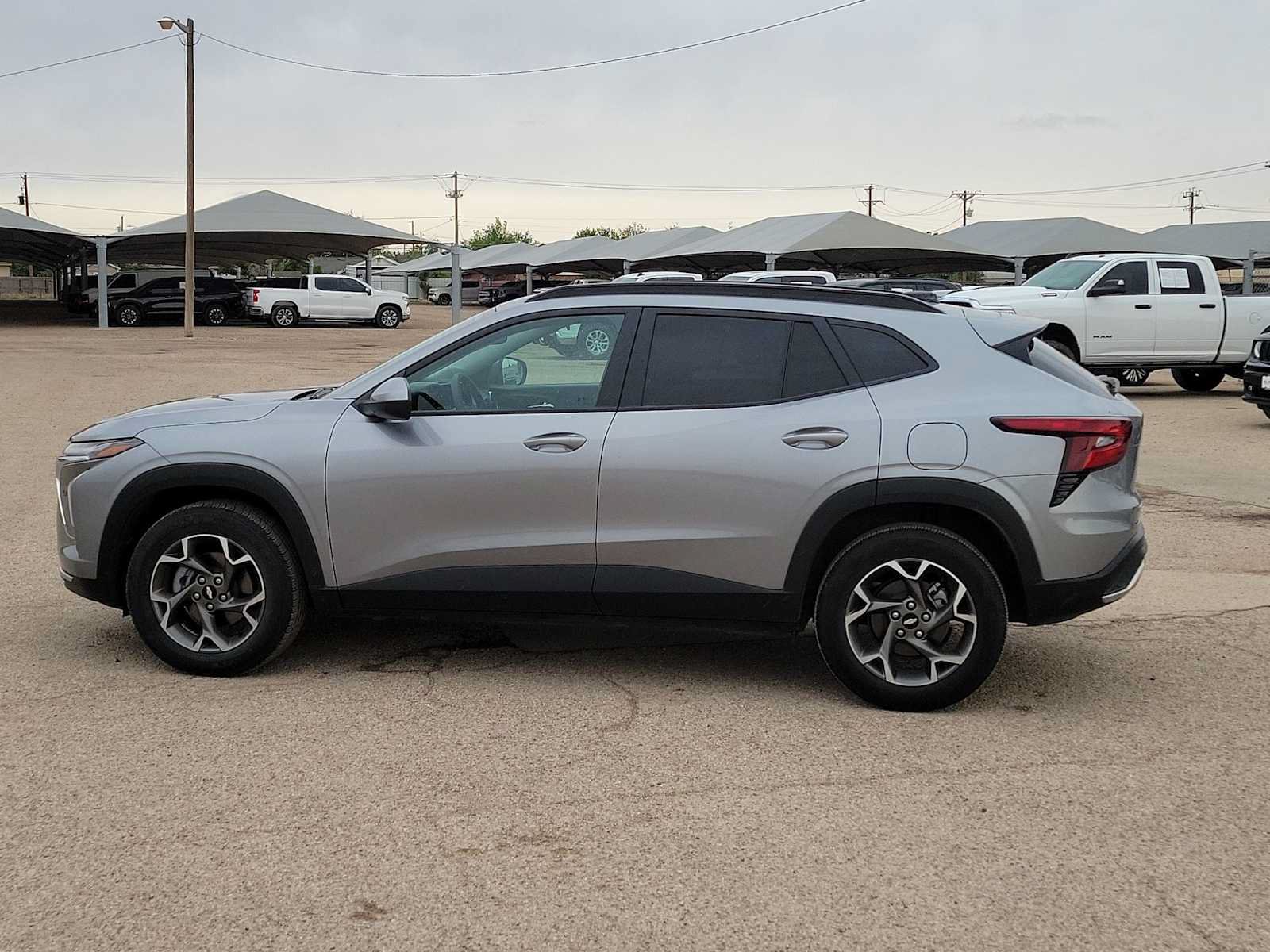 Used 2025 Chevrolet Trax LT FWD image 5