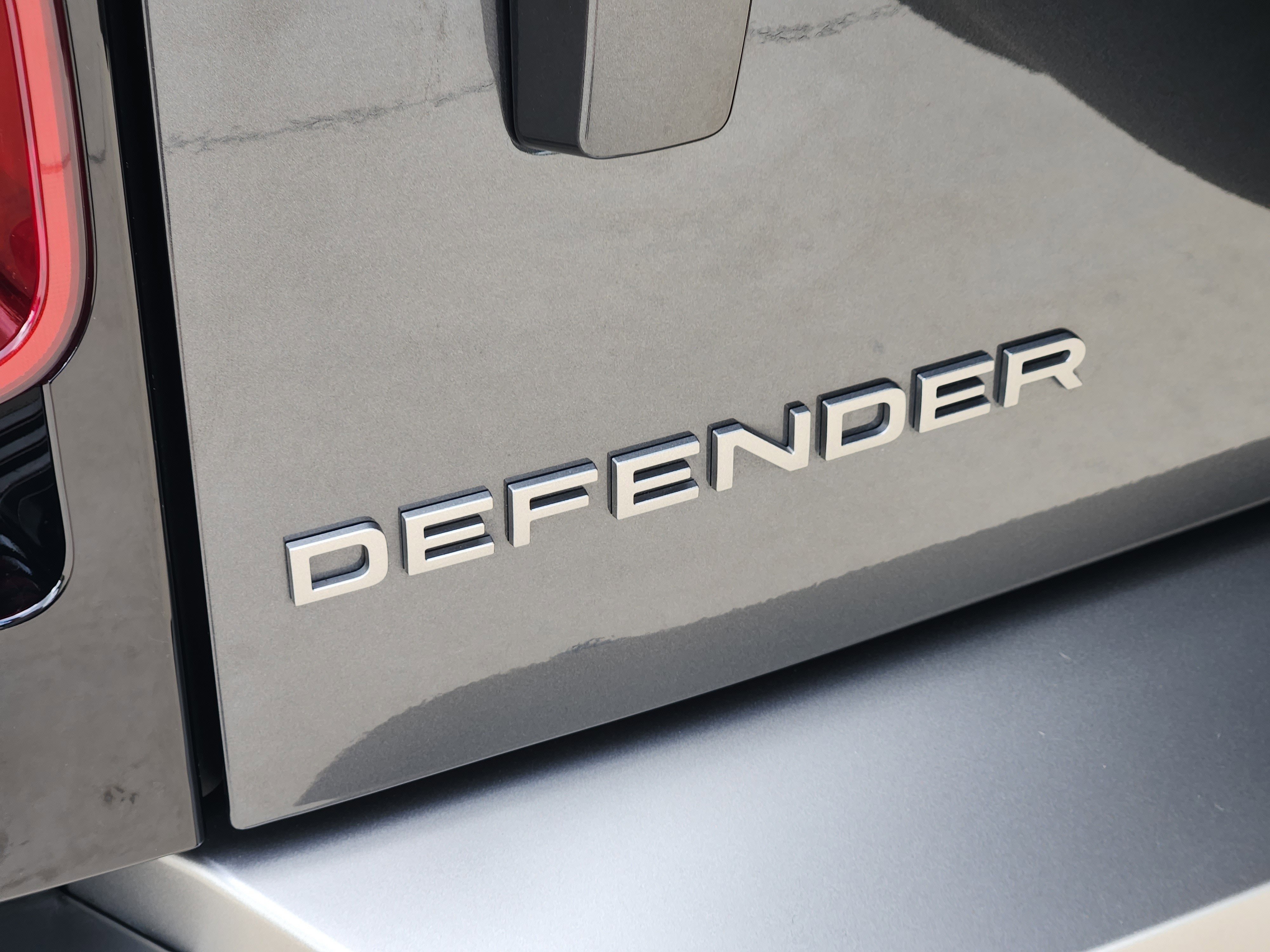 Certified 2025 Land Rover Defender 90 X-Dynamic SE image 35