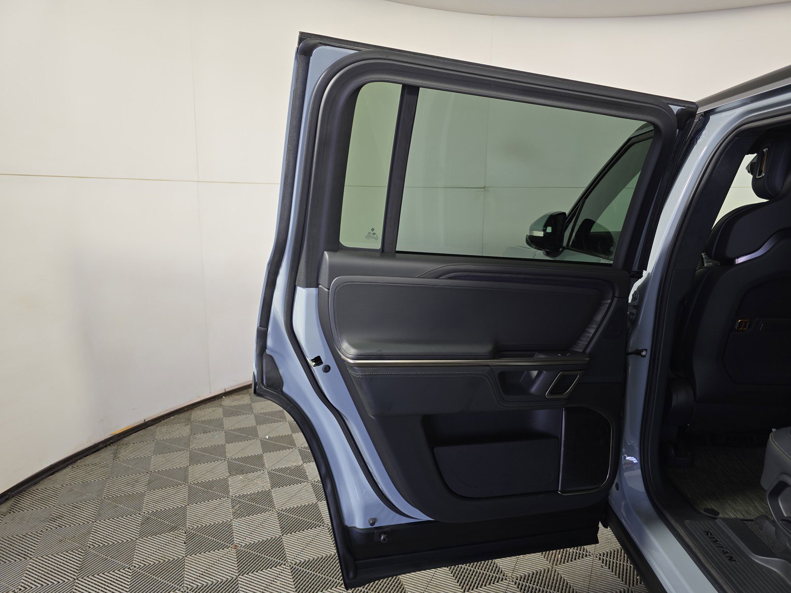 Used 2024 Rivian R1S Adventure AWD/4WD image 17