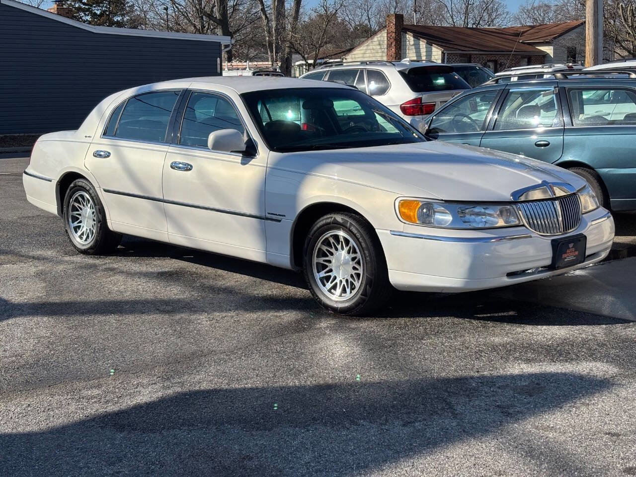 Used 2000 Lincoln Town Car Signature image 2