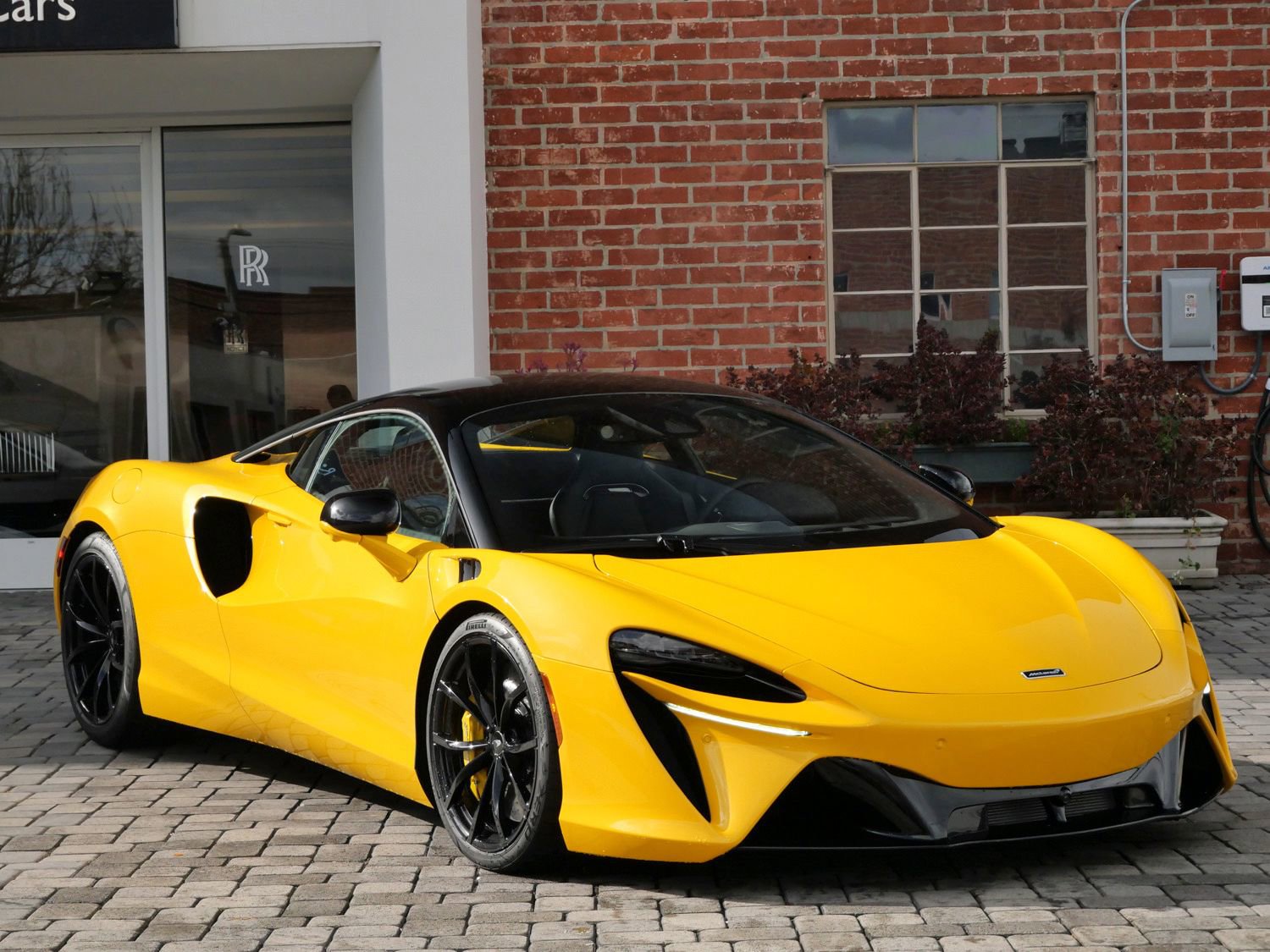 Used 2023 McLaren Artura RWD image 1