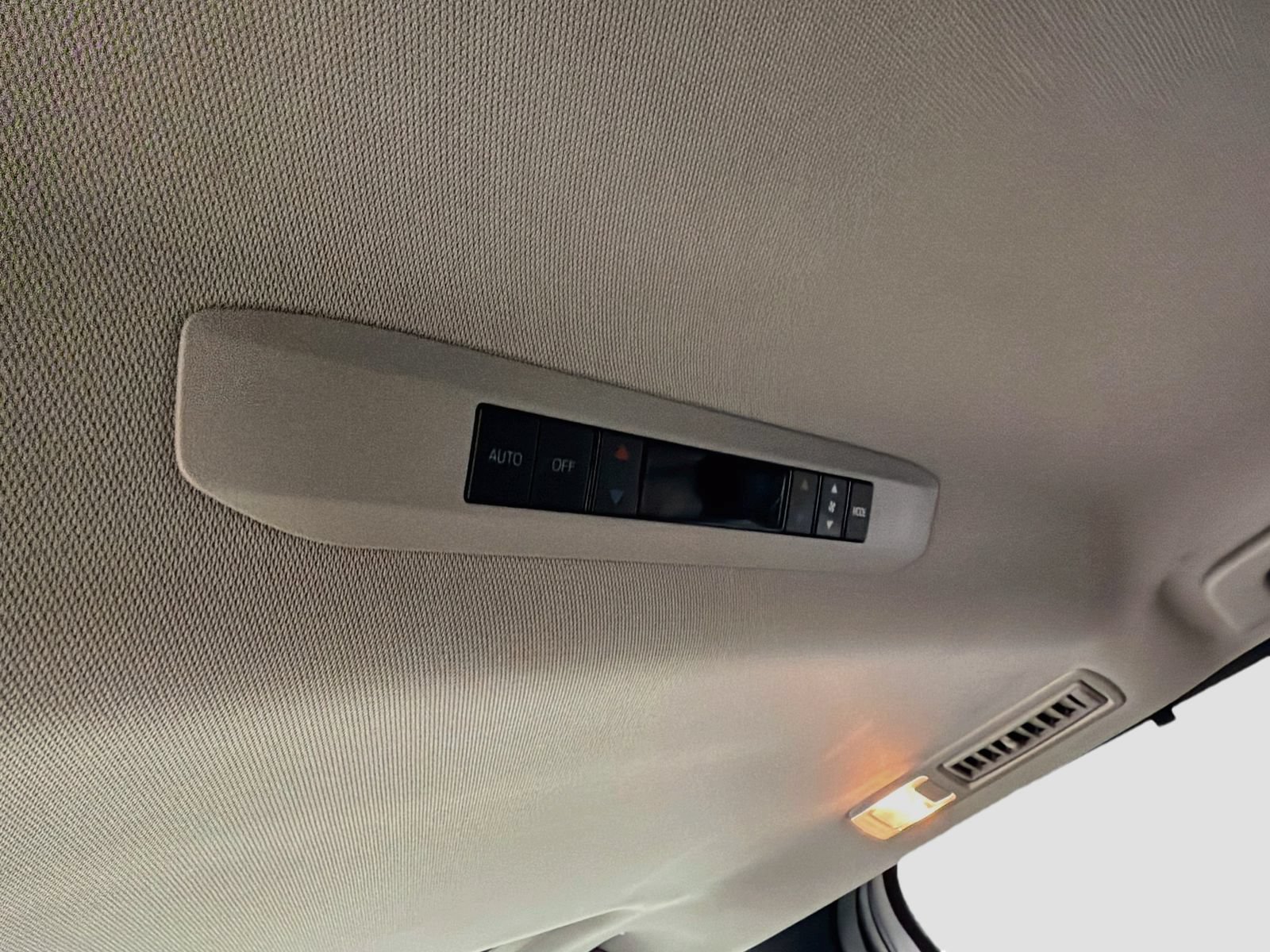 Used 2025 Toyota Sienna XLE w/ XLE Plus Package FWD image 27