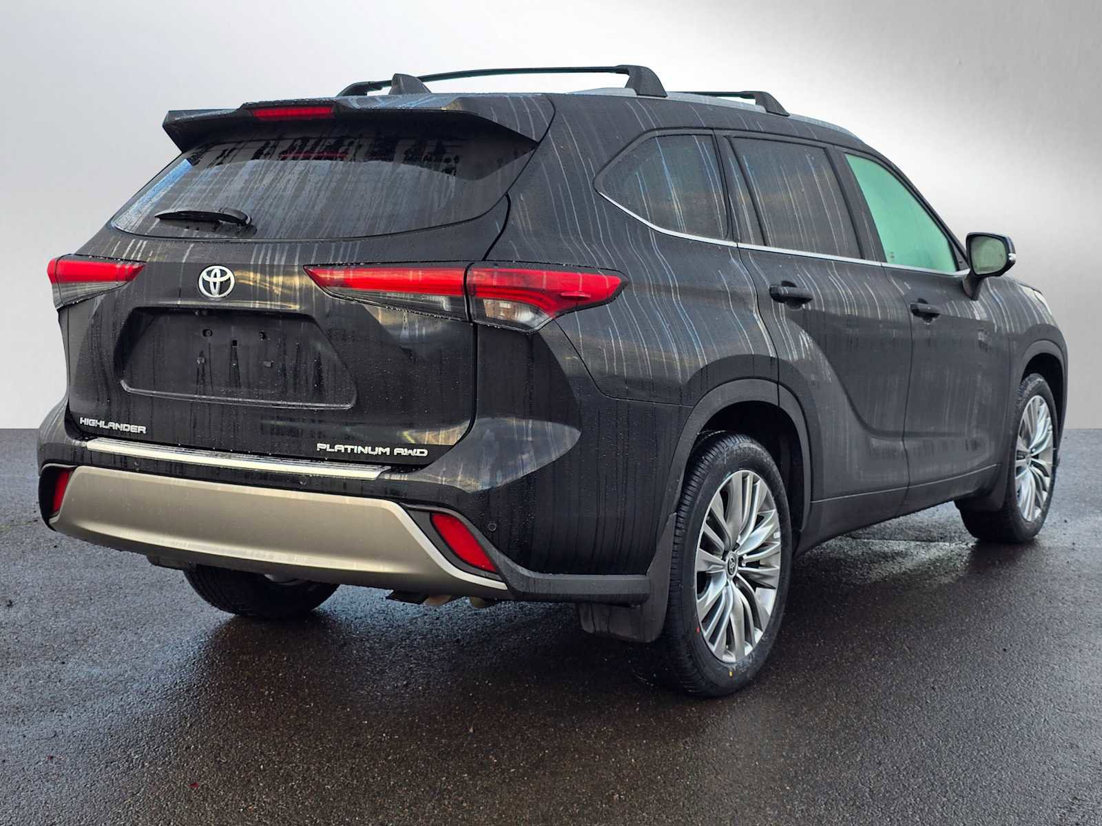 Used 2024 Toyota Highlander Platinum image 3