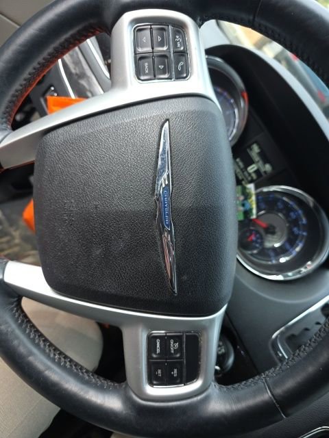 Used 2015 Chrysler Town & Country Touring-L w/ Driver Convenience Group image 15