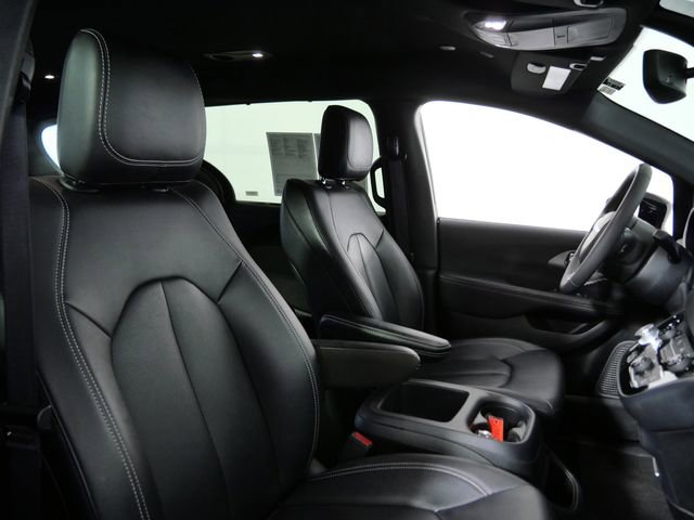 Used 2025 Chrysler Pacifica Select FWD image 11