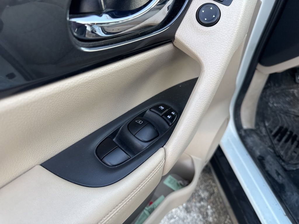 Used 2018 Nissan Rogue SV image 17