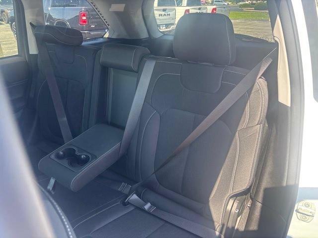 Used 2023 Jeep Grand Cherokee Laredo AWD/4WD image 18