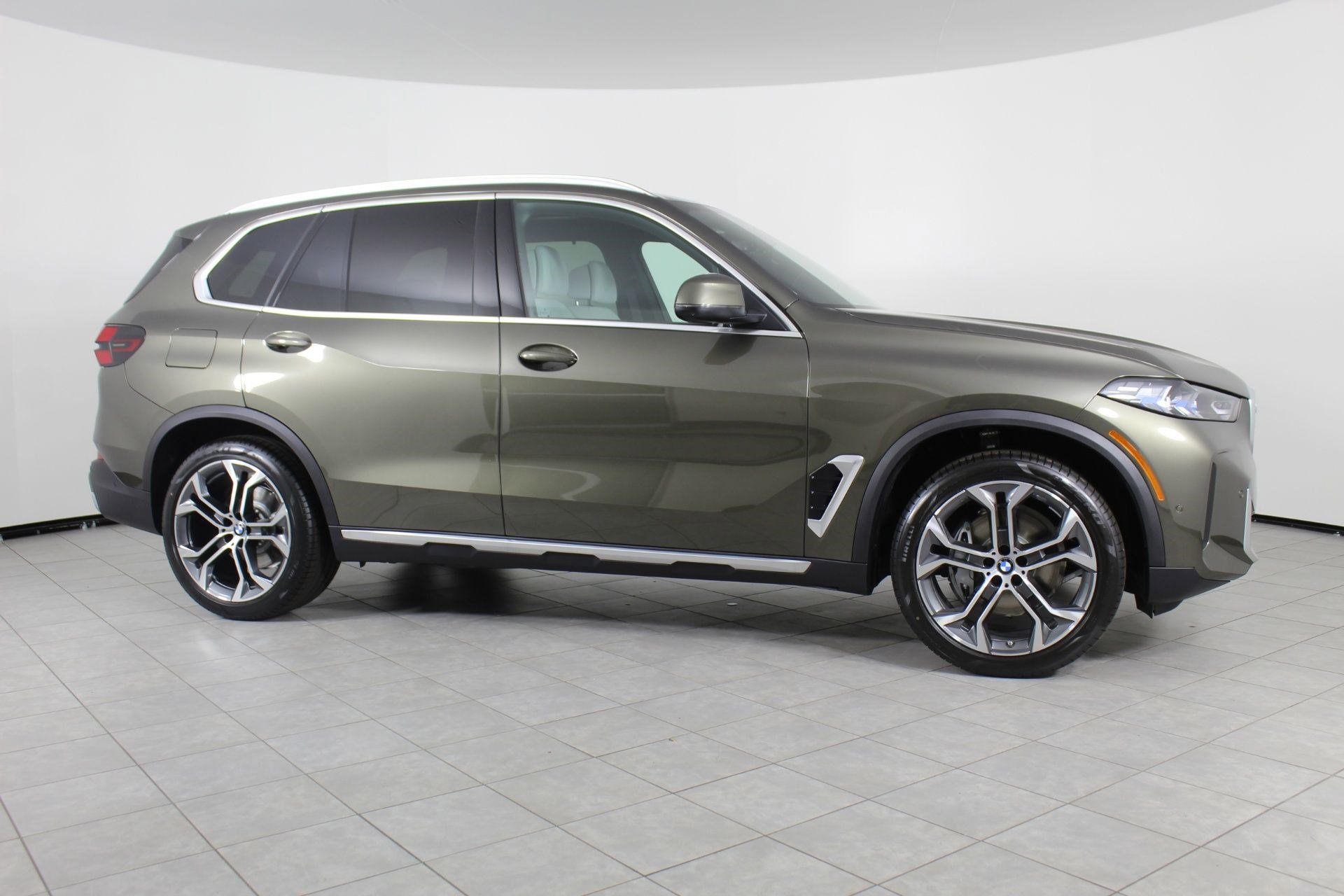 New 2026 BMW X5 xDrive40i w/ Climate Comfort Package AWD/4WD image 8