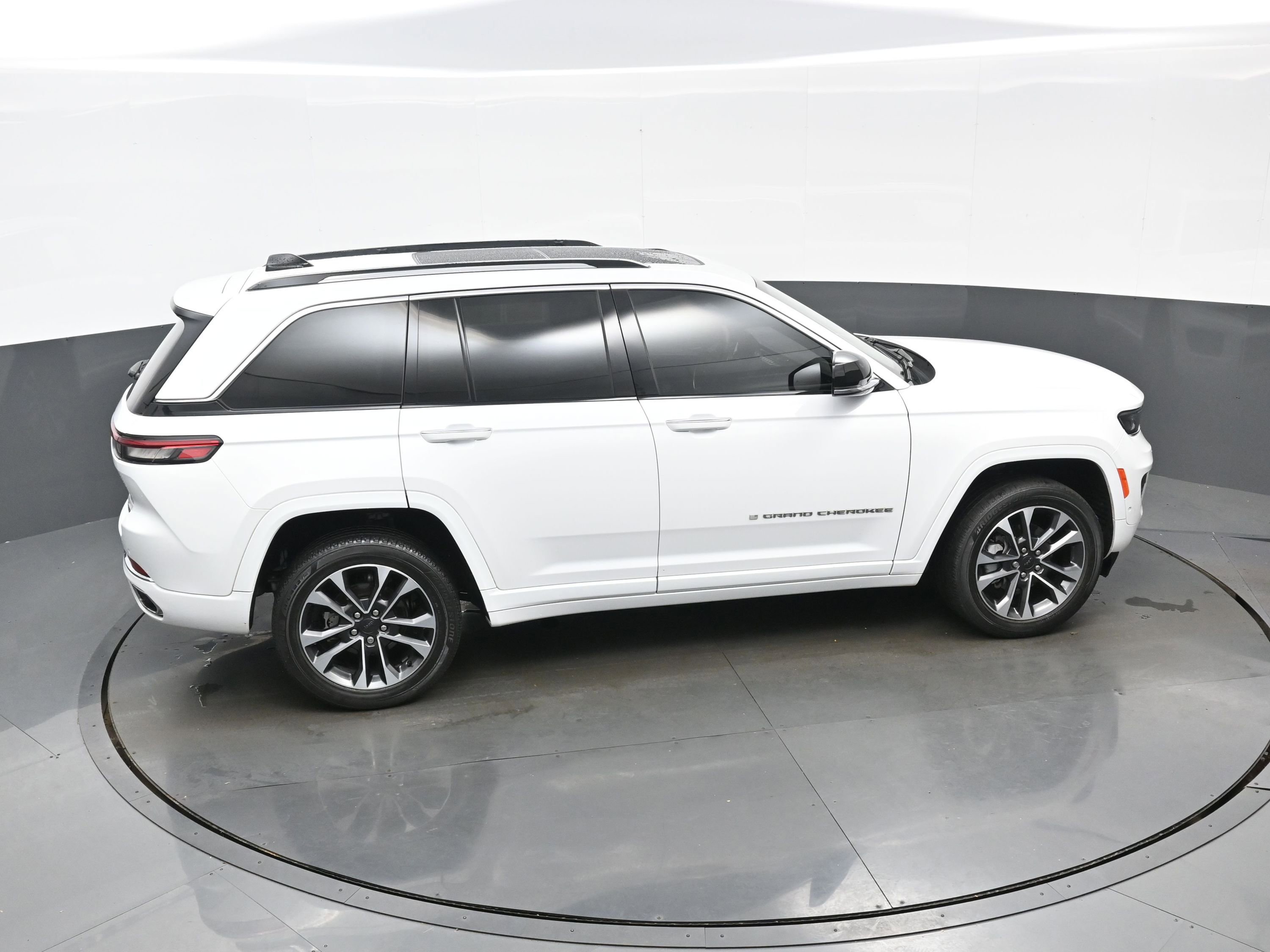 Used 2023 Jeep Grand Cherokee Overland AWD/4WD image 34