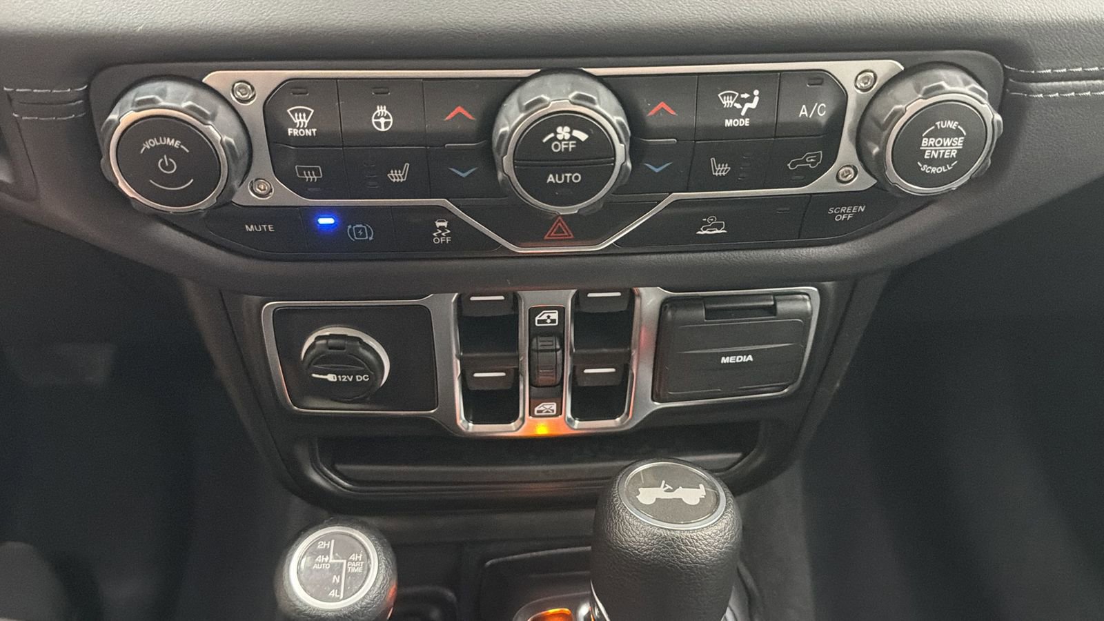 Used 2025 Jeep Wrangler Unlimited Sahara AWD/4WD image 23