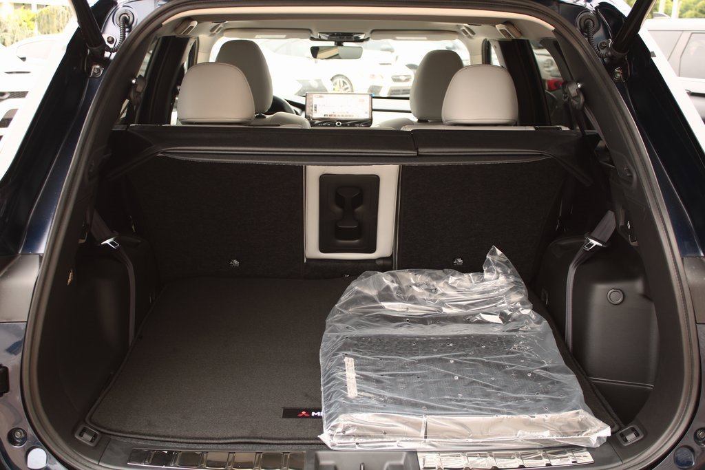 New 2025 Mitsubishi Outlander SE image 11