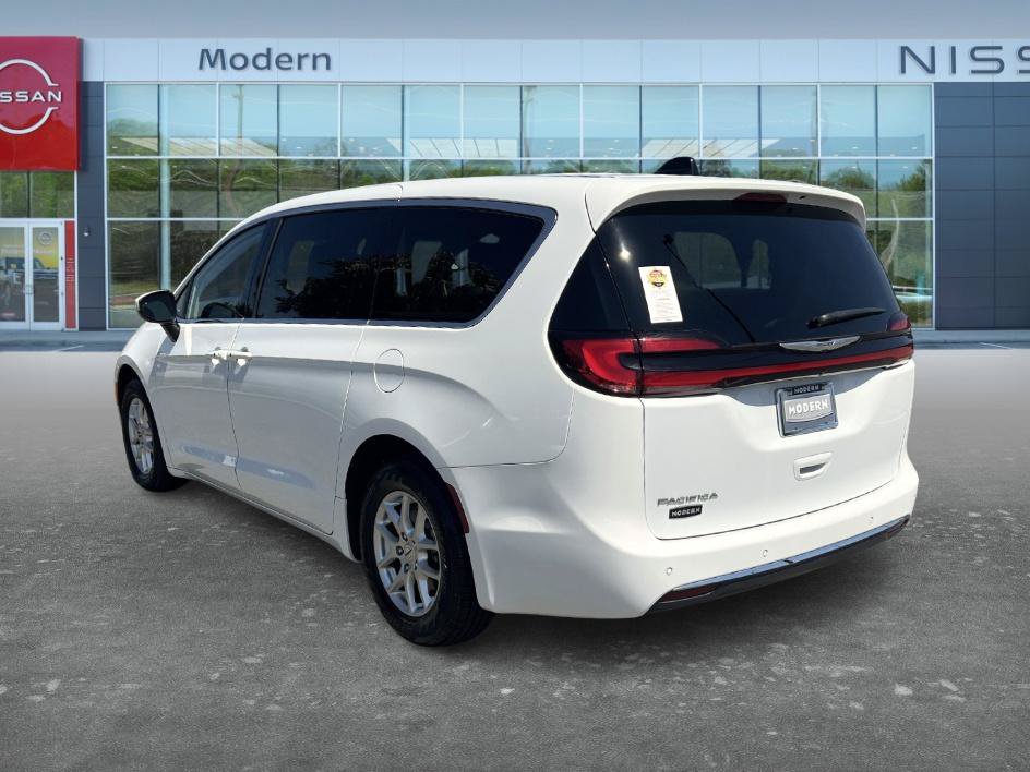 Used 2023 Chrysler Pacifica Touring-L FWD image 7