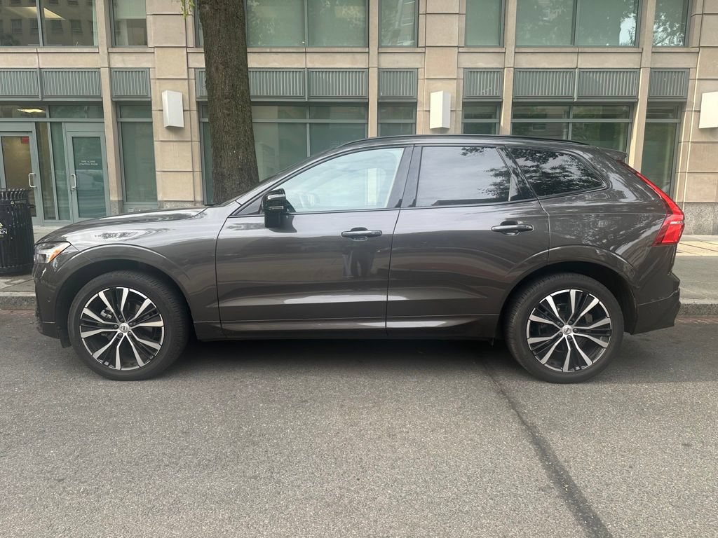 Used 2025 Volvo XC60 B5 Ultra AWD/4WD image 2
