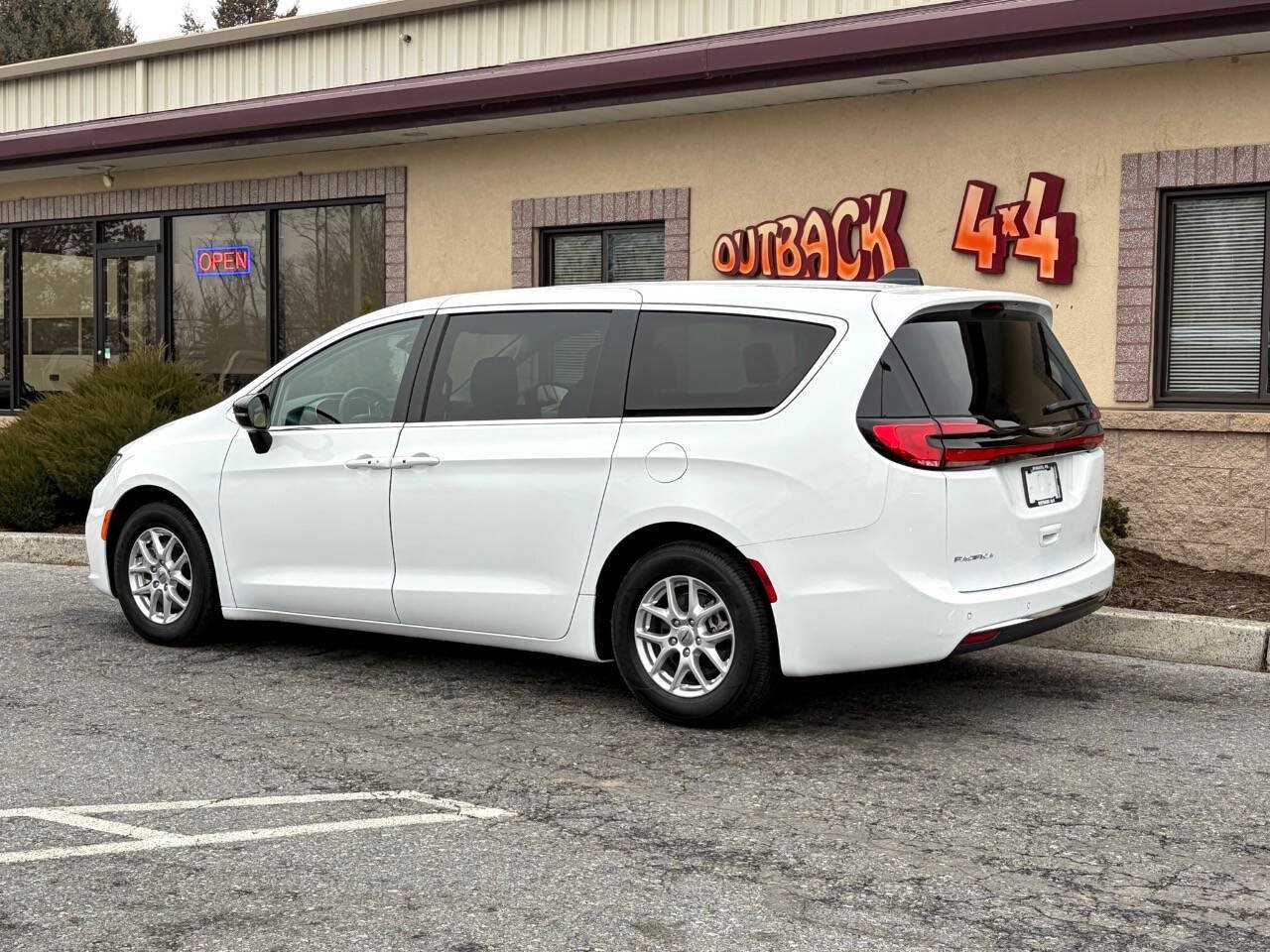 Used 2024 Chrysler Pacifica Touring-L FWD image 5