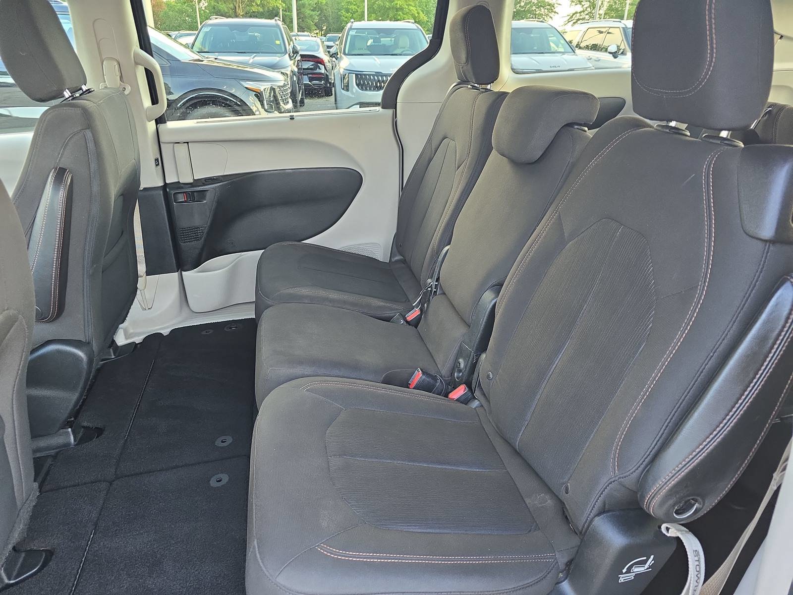 Used 2018 Chrysler Pacifica Touring Plus w/ Tire & Wheel Group FWD image 15