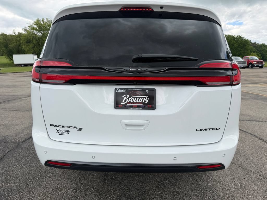Used 2025 Chrysler Pacifica Limited FWD image 6
