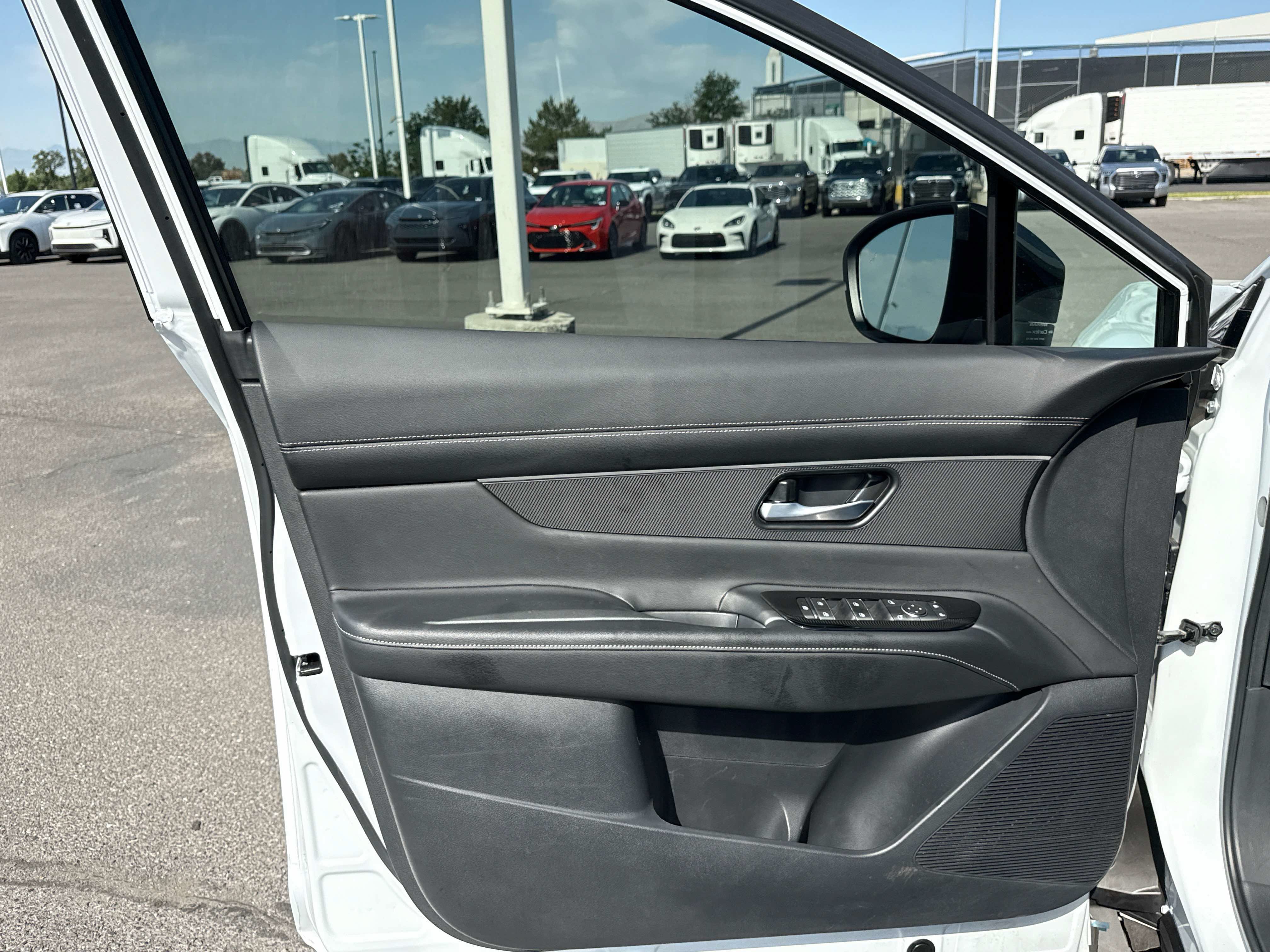 Used 2025 Nissan Murano SV AWD/4WD image 12