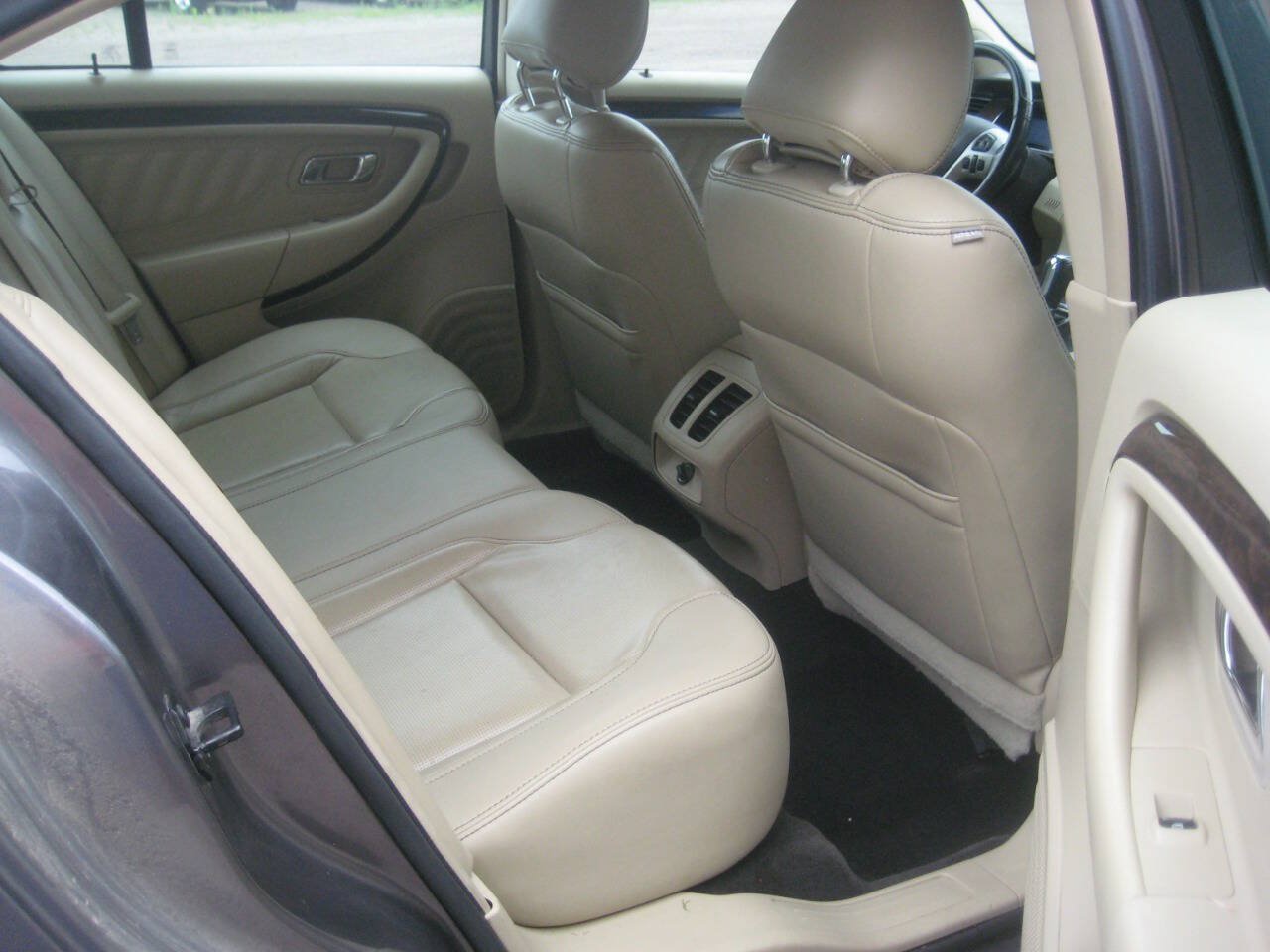 Used 2013 Ford Taurus Limited FWD image 8