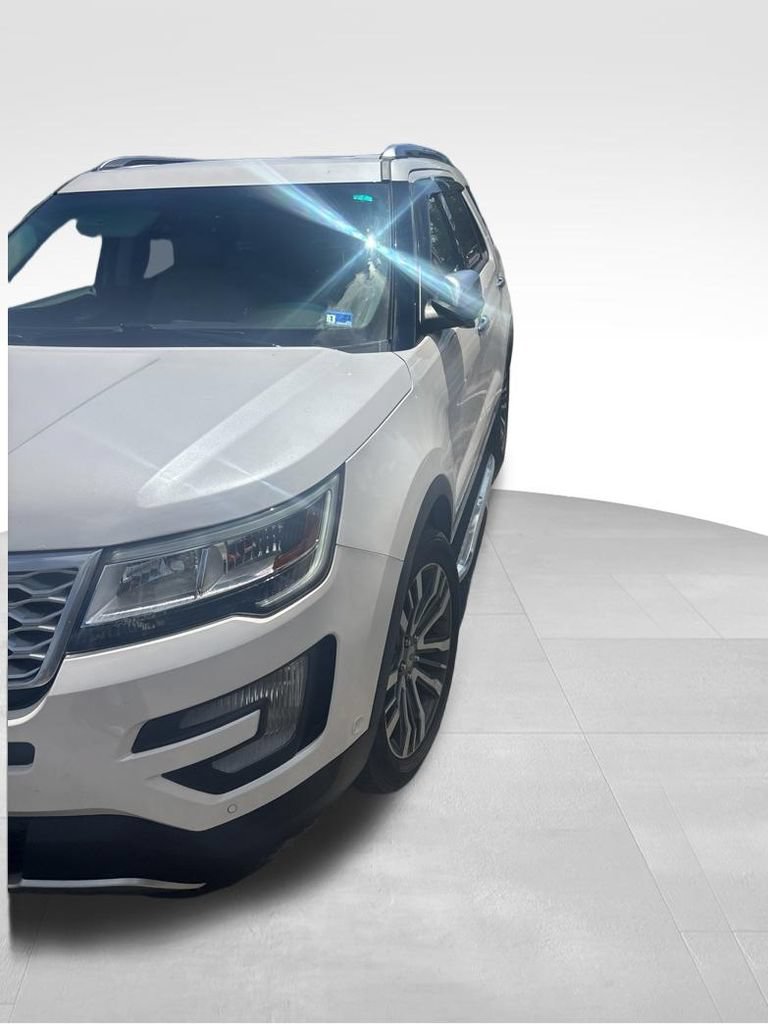 Used 2017 Ford Explorer Platinum AWD/4WD image 2