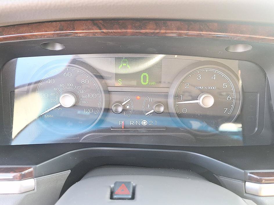 Used 2007 Lincoln Town Car Signature RWD image 14