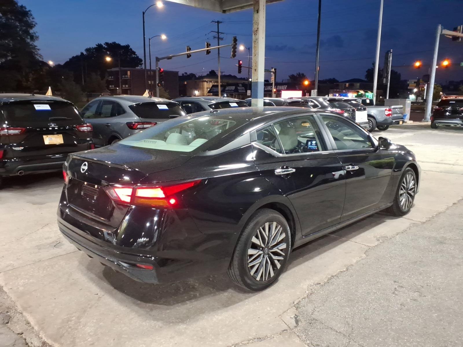 Used 2025 Nissan Altima 2.5 SV FWD image 3