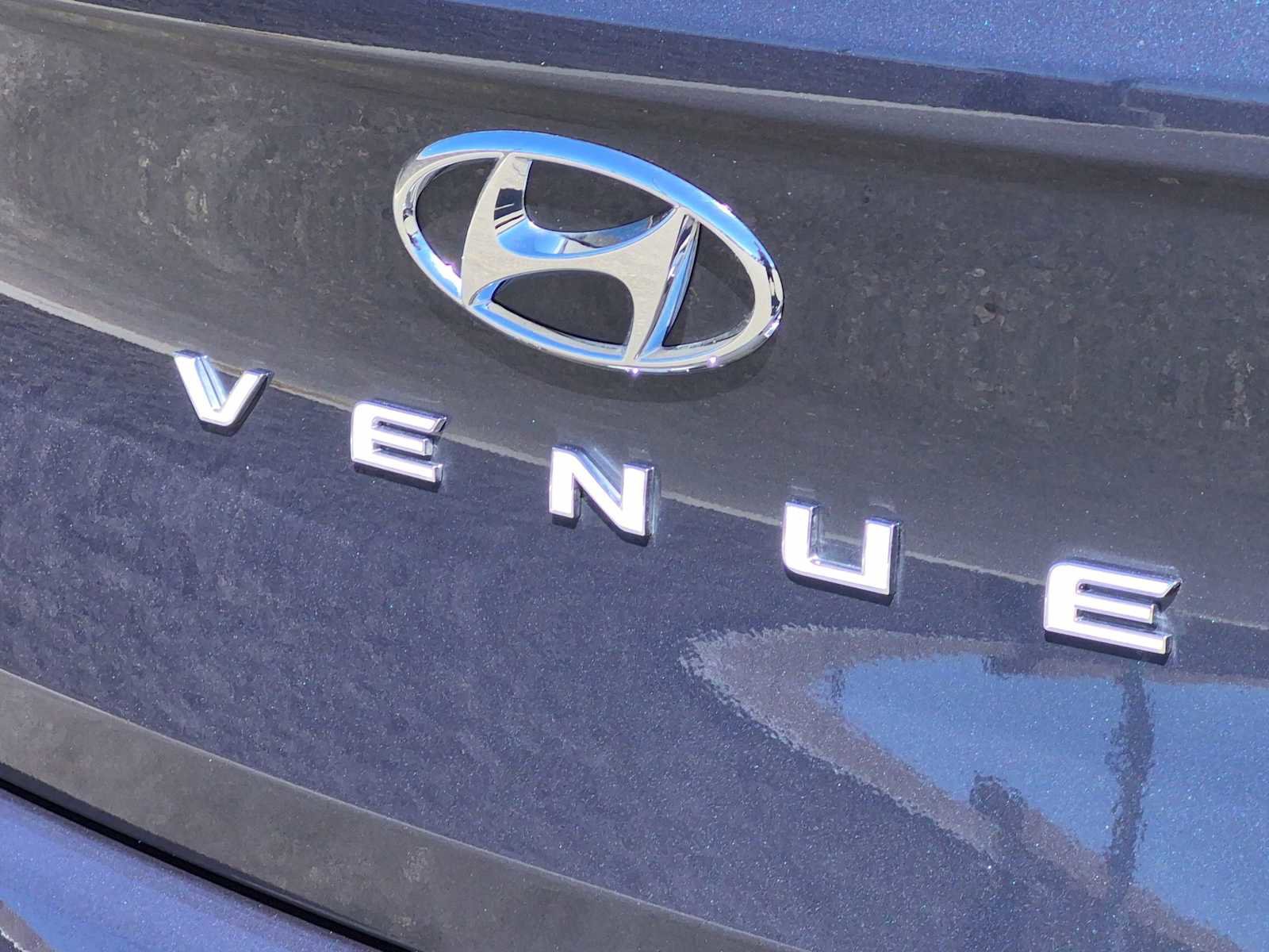 Used 2024 Hyundai Venue Limited FWD image 11