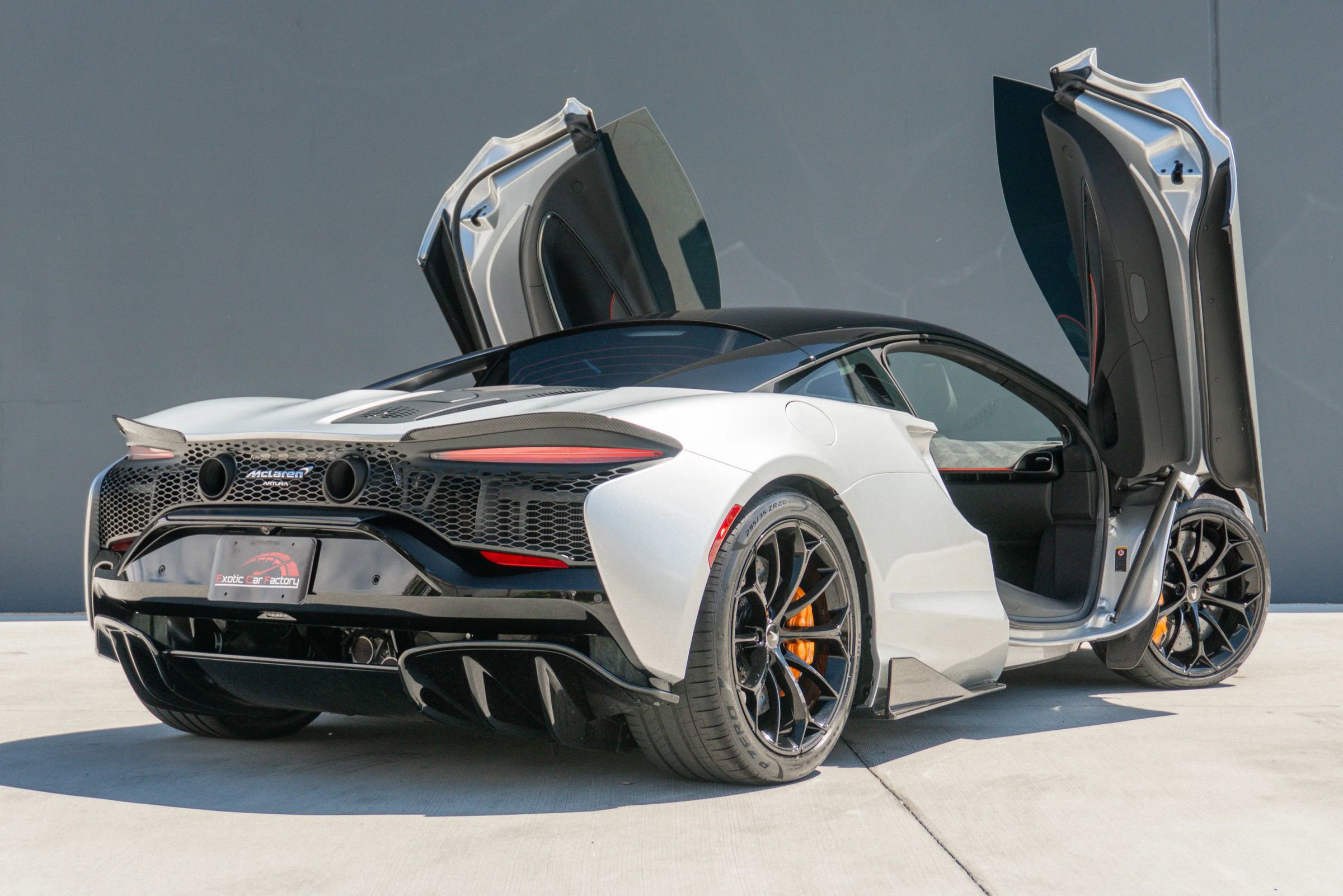 Used 2023 McLaren Artura RWD image 10