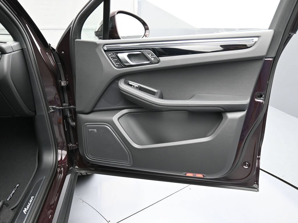 Certified 2026 Porsche Macan AWD/4WD image 29