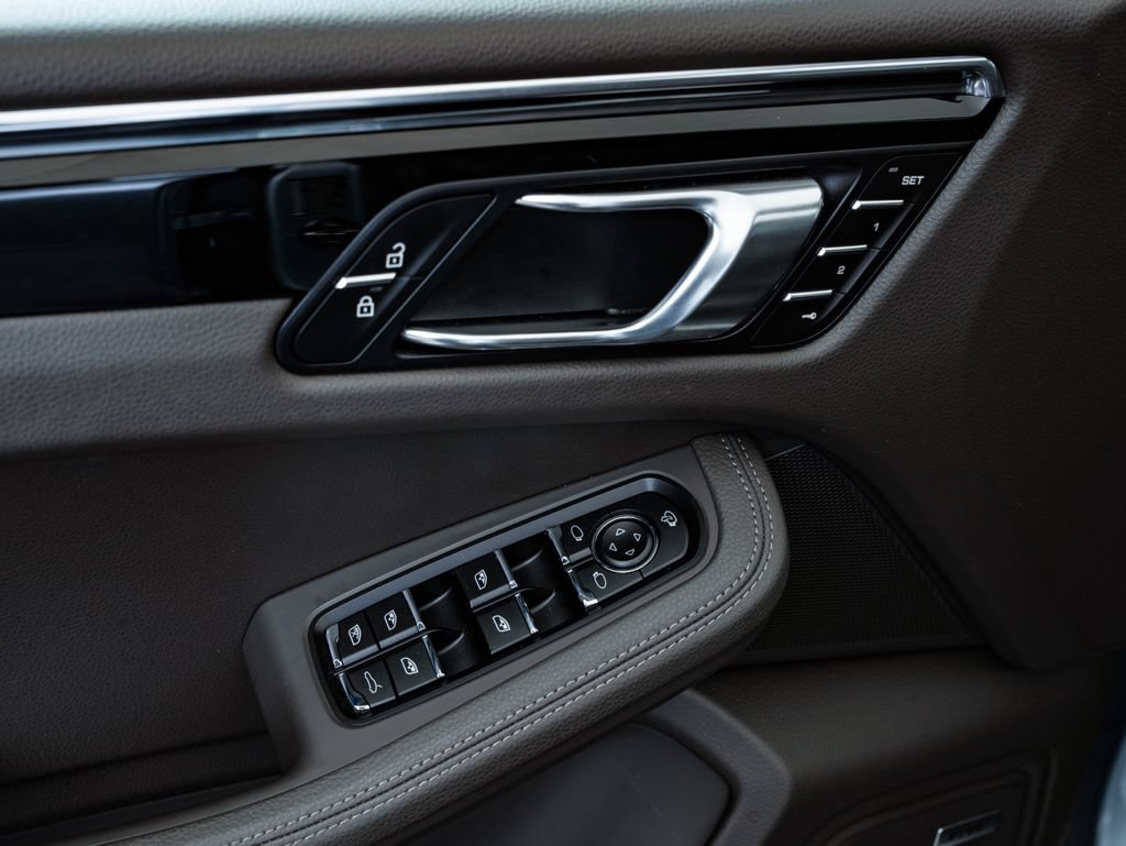 Certified 2025 Porsche Macan AWD/4WD image 25