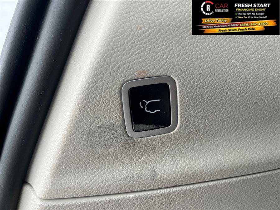 Used 2024 Chrysler Pacifica Touring-L image 12