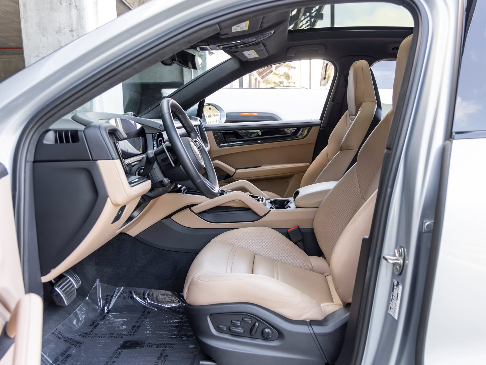 Certified 2025 Porsche Cayenne GTS AWD/4WD image 33