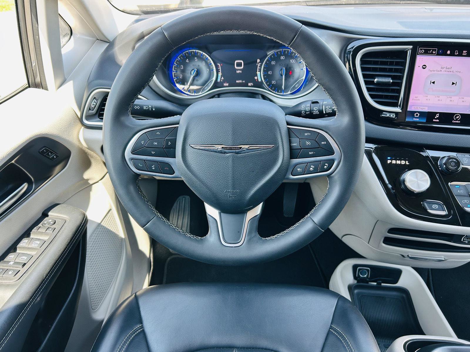 Used 2023 Chrysler Pacifica Touring-L FWD image 15