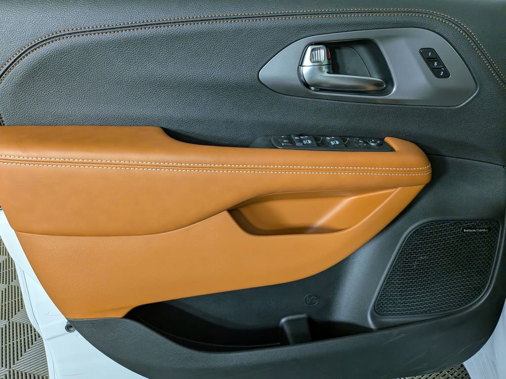 New 2026 Chrysler Pacifica Pinnacle w/ Trailer Tow Group image 15