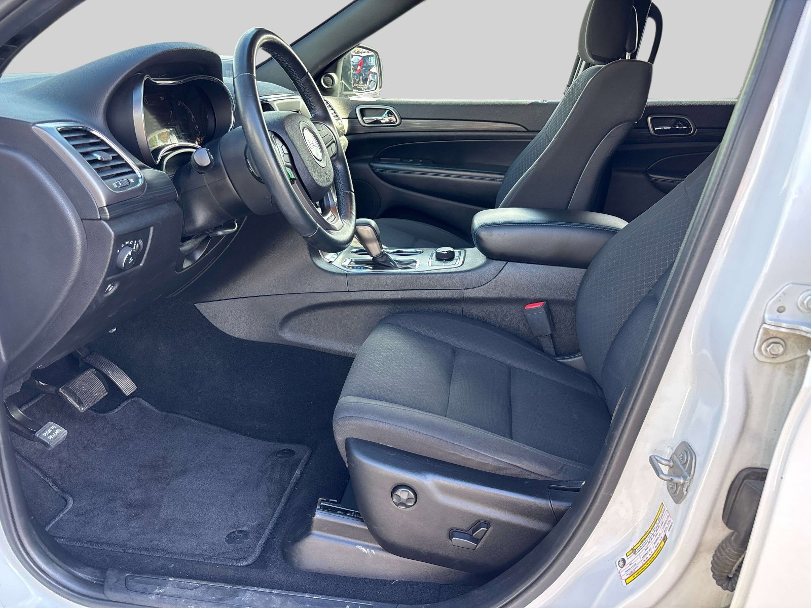 Used 2019 Jeep Grand Cherokee Laredo AWD/4WD image 7