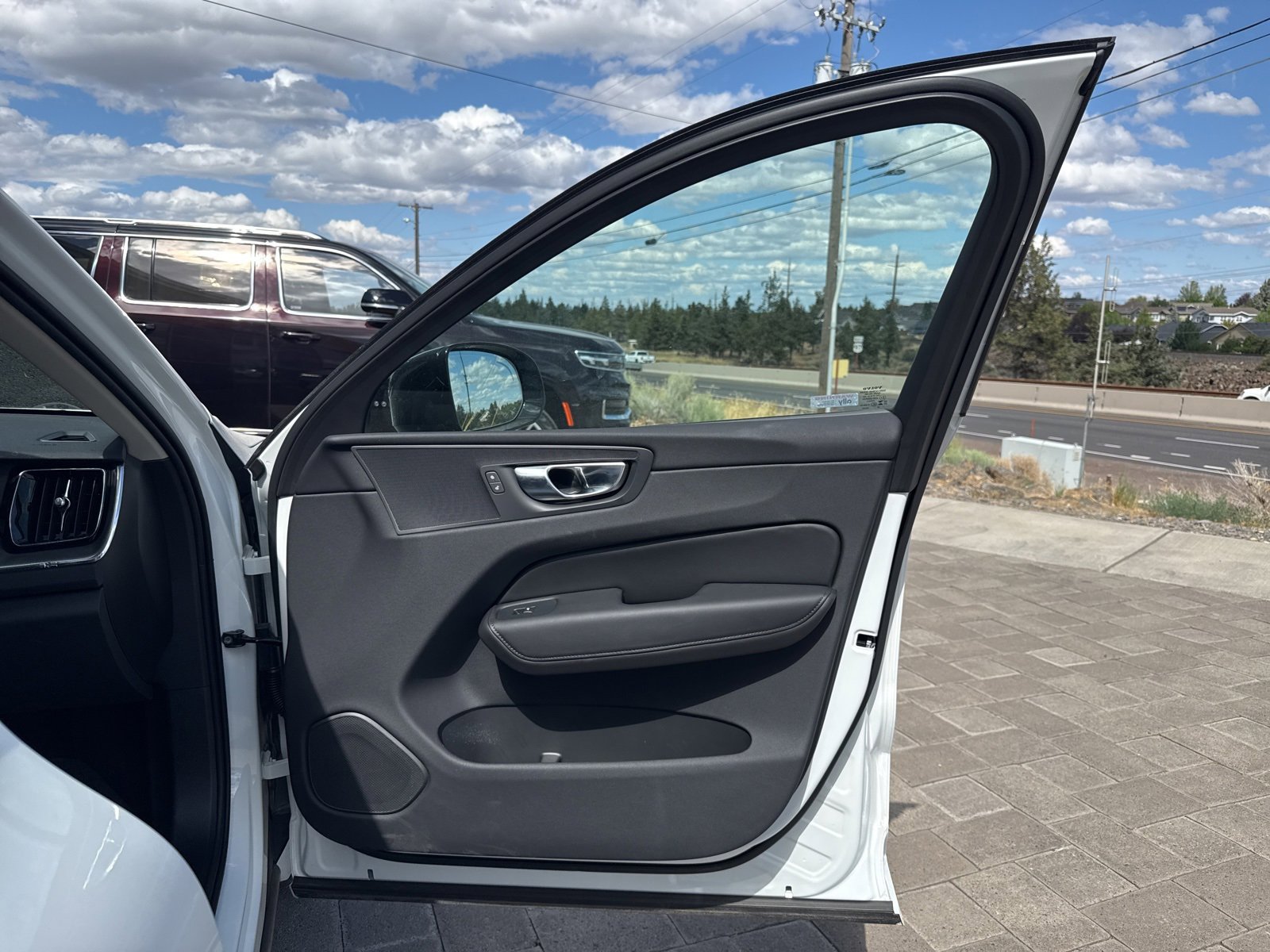 Certified 2025 Volvo XC60 T8 Core w/ Protection Package Premier image 15