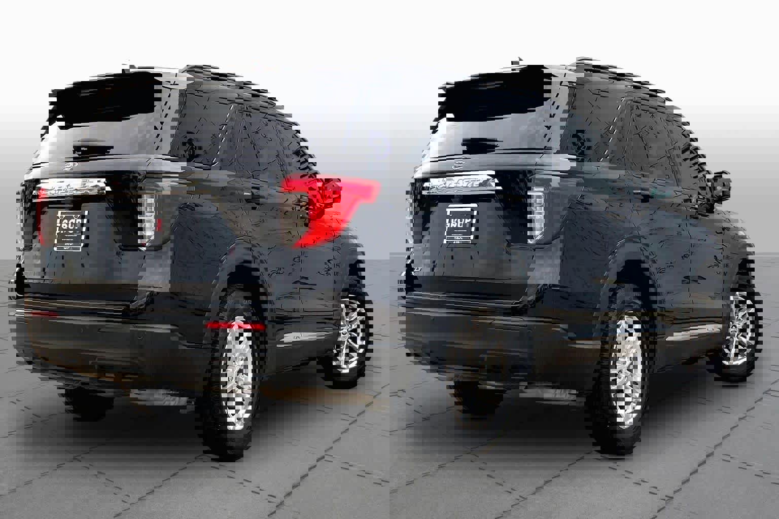 Used 2024 Ford Explorer XLT RWD image 13