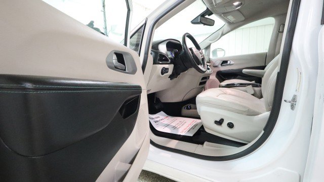 Used 2018 Chrysler Pacifica Touring-L FWD image 9