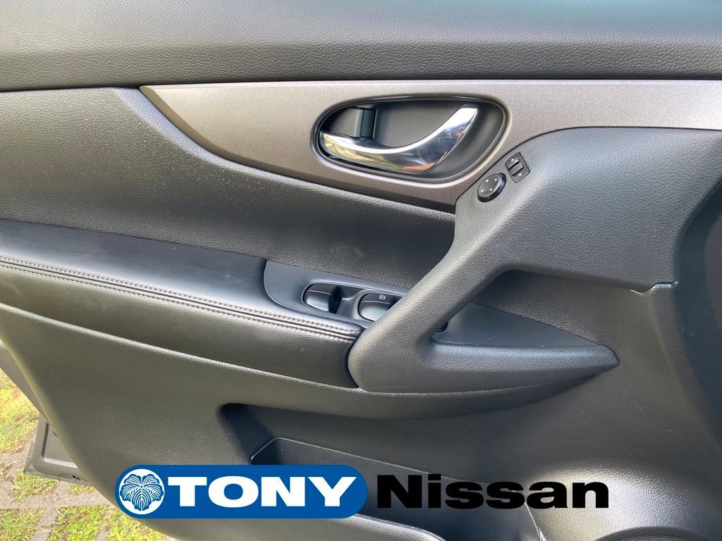 Used 2016 Nissan Rogue SV image 12